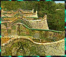 Bancos ondulados en la plaza del Parque G�ell, formado por un
rom�ntico collage de azulejos y formando su equlibrio, acogedores espacios